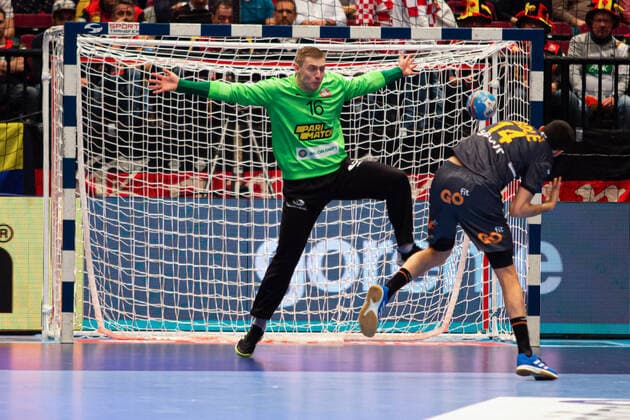 HANDBALL - EHF EURO 2020, BLR vs ESP VIENNA,AUSTRIA,20.JAN.20 - HANDBALL - EHF European Men s Handball Championship 2020, main round, Belarus vs Spain. Image shows Viachaslau Saldatsenka (BLR) and Ferran Sole Sala (ESP). GEPAxpictures xDavidxBitzan