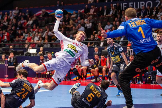 HANDBALL - EHF EURO 2020, BLR vs ESP VIENNA,AUSTRIA,20.JAN.20 - HANDBALL - EHF European Men s Handball Championship 2020, main round, Belarus vs Spain. Image shows Yury Lukyanchuk (BLR) and Moreno PErez De Vargas (ESP). GEPAxpictures xDavidxBitzan