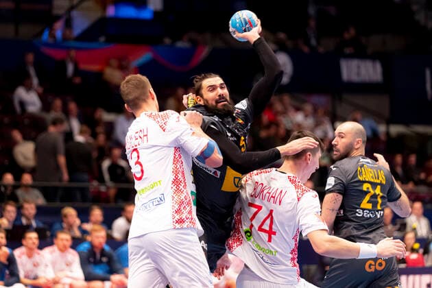 Jorge Maqueda Pena (Nr. 5, Spanien) gegen Uladzislau Kulesh (Nr. 3, Belarus) und Viachaslau Bokhan (Nr. 74, Belarus). Belarus vs. Spanien, Handball, Hauptrunde, EHF Euro 2020, 20.01.20 Wien Wien Oesterreich Copyright: xAgentur54Gradx xFelixxKoenigx