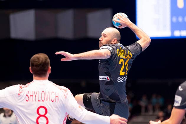 Joan Canellas Reixach (Nr. 21, Spanien) gegen Siarhei Shylovich (Nr. 8, Belarus). Belarus vs. Spanien, Handball, Hauptrunde, EHF Euro 2020, 20.01.20 Wien Wien Oesterreich Copyright: xAgentur54Gradx xFelixxKoenigx