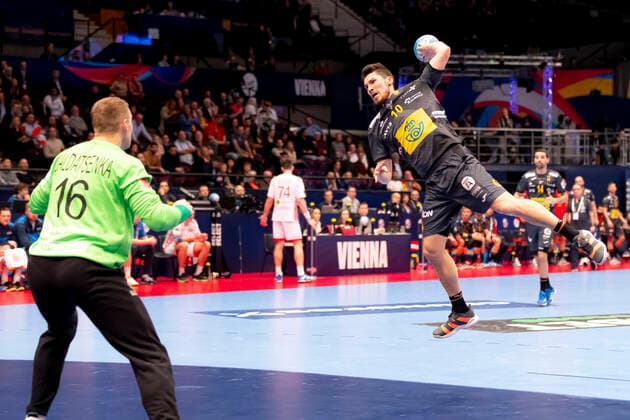 Alex Dujshebaev Dobichebaeva (Nr. 10, Spanien) im Konter gegen Viachaslau Saldatsenka (Nr. 16, Belarus). Belarus vs. Spanien, Handball, Hauptrunde, EHF Euro 2020, 20.01.20 Wien Wien Oesterreich Copyright: xAgentur54Gradx xFelixxKoenigx