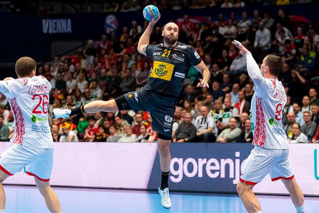 Handball, Maenner: EM 2020, Hauptrunde, Gruppe 1, Weißrussland - Spanien Joan Canellas Reixach (Spanien), Siarhei Shylovich (Weißrussland) Wien Stadthalle Wien Oesterreich