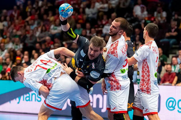 Sport Bilder des Tages Handball, Maenner: EM 2020, Hauptrunde, Gruppe 1, Weißrussland - Spanien v. li. im Zweikampf Viachaslau Bokhan (Weißrussland), Julen Aguinagalde Aquizu (Spanien), Artsem Karalek (Weißrussland) Wien Stadthalle Wien Oesterreich
