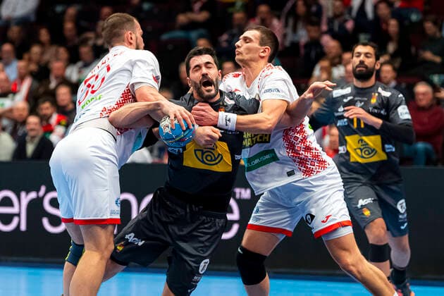 Handball, Maenner: EM 2020, Hauptrunde, Gruppe 1, Weißrussland - Spanien Artsem Karalek (Weißrussland), Raul Entrerrios Rodriguez (Spanien) Wien Stadthalle Wien Oesterreich
