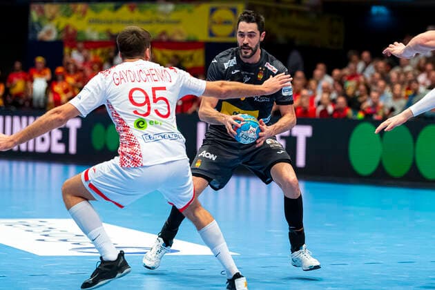 Handball, Maenner: EM 2020, Hauptrunde, Gruppe 1, Weißrussland - Spanien v.li. Vadim Gayduchenko (Weißrussland), Raul Entrerrios Rodriguez (Spanien) Wien Stadthalle Wien Oesterreich