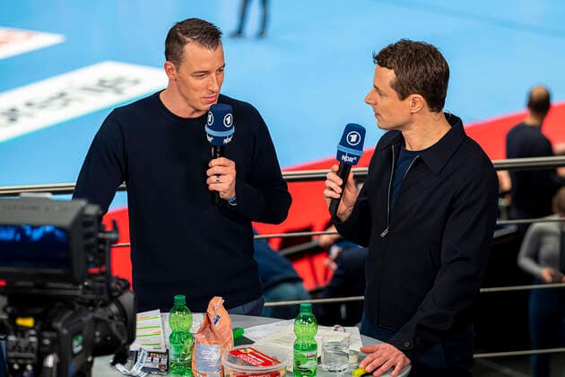 Handball, Maenner: EM 2020, Hauptrunde, Gruppe 1, Weißrussland - Spanien v.li. ARD Experte Dominik Klein, ARD Moderator Alexander Bommes Wien Stadthalle Wien Oesterreich