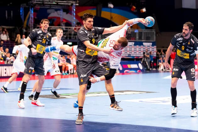 Artsem Karalek (Nr. 50, Belarus) gegen Alex Dujshebaev Dobichebaeva (Nr. 10, Spanien). Belarus vs. Spanien, Handball, Hauptrunde, EHF Euro 2020, 20.01.20 Wien Wien Oesterreich Copyright: xAgentur54Gradx xFelixxKoenigx
