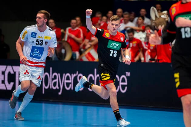 Handball, Maenner: EM 2020, Hauptrunde, Gruppe 1, Oesterreich - Deutschland v.li. Nykola Bilyk (Oesterreich THW Kiel), Timo Kastening (Deutschland TSV Hannover) Wien Stadthalle Wien Oesterreich
