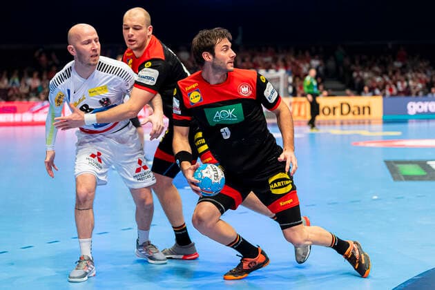 Handball, Maenner: EM 2020, Hauptrunde, Gruppe 1, Oesterreich - Deutschland v.li. Robert Weber (Oesterreich HSG Nordhorn), Paul Drux (Deutschland Fuechse Berlin), Uwe Gensheimer (Deutschland Rhein-Neckar Loewen) Wien Stadthalle Wien Oesterreich