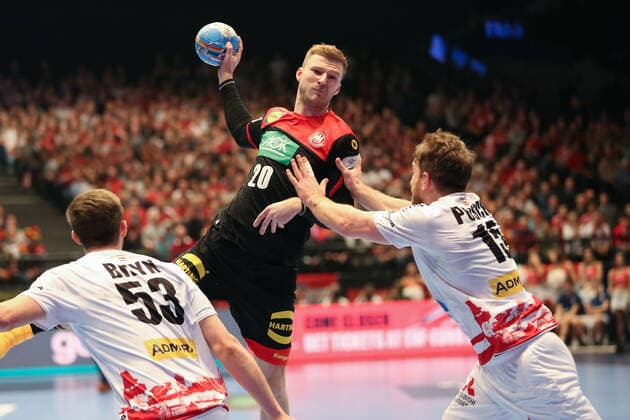Oesterreich - Deutschland, EHF Euro 2020 Philipp Weber (Deutschland 20), Nikola Bilyk (Oesterreich 53), Fabian Posch (Oesterreich 15),, Wien Wien Oesterreich Eissporthalle