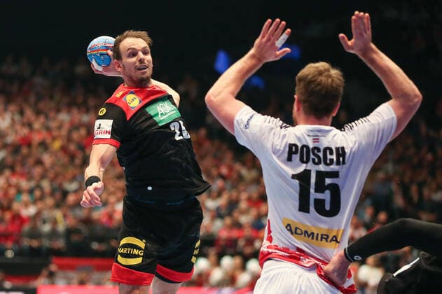 Oesterreich - Deutschland, EHF Euro 2020 Kai Haefner (Deutschland 25), Fabian Posch (Oesterreich 15),, Wien Wien Oesterreich Eissporthalle