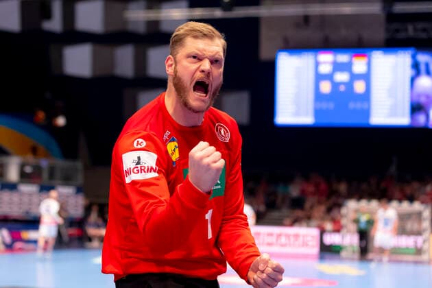 Johannes Bitter (Nr. 1, Deutschland) pariert einen Siebenmeterversuch von Robert Weber (Nr. 8, Oesterreich) und freut sich jubelt. Oesterreich vs. Deutschland, Handball, Hauptrunde, EHF Euro 2020, 20.01.20 Wien Wien Oesterreich Copyright: xAgentur54Gradx xFelixxKoenigx