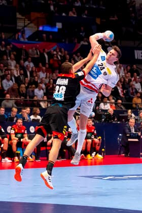 Daniel Dicker (Nr. 24, Oesterreich) gegen Fabian Boehm (Nr. 38, Deutschland). Oesterreich vs. Deutschland, Handball, Hauptrunde, EHF Euro 2020, 20.01.20 Wien Wien Oesterreich Copyright: xAgentur54Gradx xFelixxKoenigx