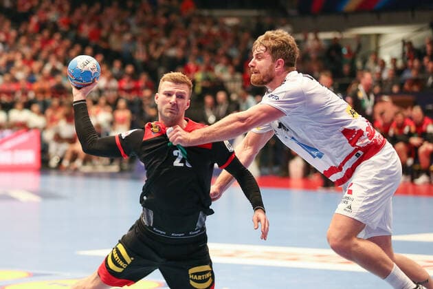 Oesterreich - Deutschland, EHF Euro 2020 Philipp Weber (Deutschland 20), Fabian Posch (Oesterreich 15),, Wien Wien Oesterreich Eissporthalle