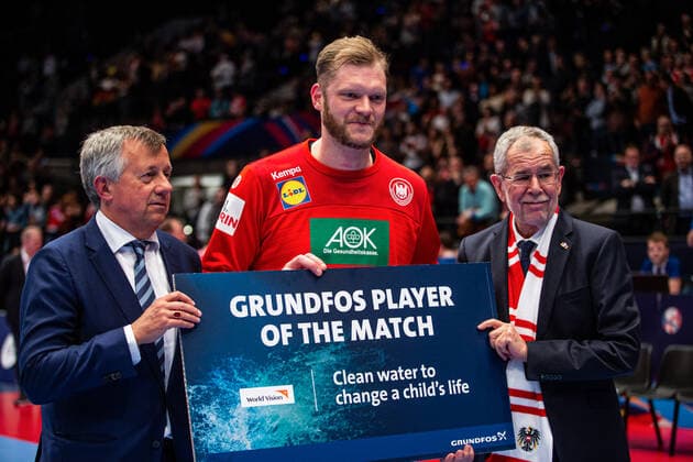 HANDBALL - EHF EURO 2020, AUT vs GER VIENNA,AUSTRIA,20.JAN.20 - HANDBALL - EHF European Men s Handball Championship 2020, main round, Austria vs Germany Image shows 1 Johannes Bitter (GER) and president of Austria Alexander Van Der Bellen. GEPAxpictures xDavidxBitzan