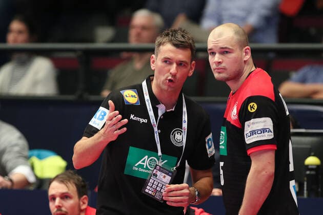 Oesterreich - Deutschland, EHF Euro 2020 Christian Prokop (Trainer Deutschland), gibt Anweissung an Paul Drux (Deutschland 95),, Wien Wien Oesterreich Eissporthalle