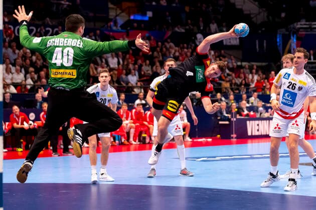Johannes Golla (Nr. 4, Deutschland) gegen Thomas Eichberger (Nr. 40, Oesterreich). Oesterreich vs. Deutschland, Handball, Hauptrunde, EHF Euro 2020, 20.01.20 Wien Wien Oesterreich Copyright: xAgentur54Gradx xFelixxKoenigx