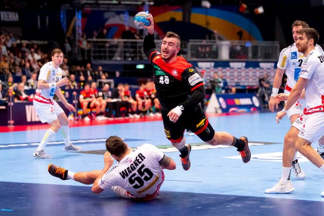 Sport Bilder des Tages Jannik Kohlbacher (Nr. 48, Deutschland) gegen Tobias Wagner (Nr. 55, Oesterreich). Oesterreich vs. Deutschland, Handball, Hauptrunde, EHF Euro 2020, 20.01.20 Wien Wien Oesterreich Copyright: xAgentur54Gradx xFelixxKoenigx