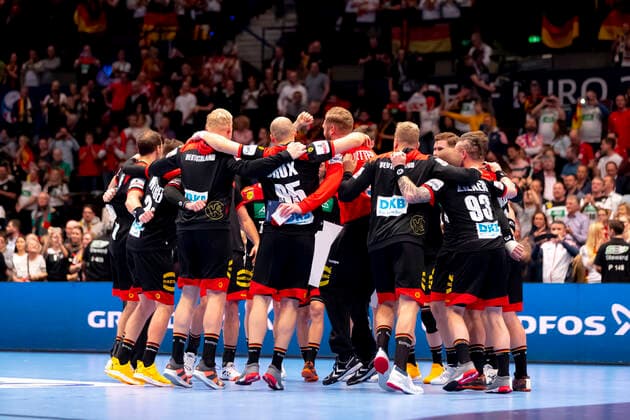 Sport Bilder des Tages Die deutsche Mannschaft freut sich jubelt nach dem Sieg. Oesterreich vs. Deutschland, Handball, Hauptrunde, EHF Euro 2020, 20.01.20 Wien Wien Oesterreich Copyright: xAgentur54Gradx xFelixxKoenigx