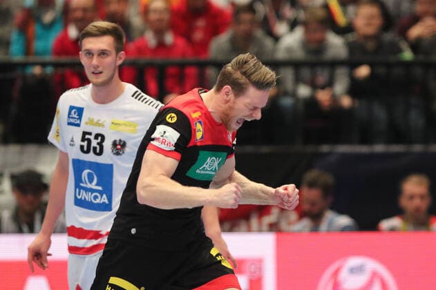 Oesterreich - Deutschland, EHF Euro 2020 Tobias Reichmann (Deutschland 9), jubelt, Nikola Bilyk (Oesterreich 53), ärgert sich., Wien Wien Oesterreich Eissporthalle