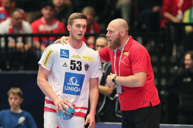 Oesterreich - Deutschland, EHF Euro 2020 Ales Pajovic (Trainer Oesterreich), gibt Anweisungen an Nikola Bilyk (Oesterreich 53),, Wien Wien Oesterreich Eissporthalle