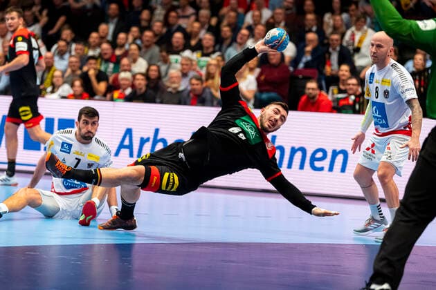 Handball, Maenner: EM 2020, Hauptrunde, Gruppe 1, Oesterreich - Deutschland v.li. Janko Bozovic (Oesterreich VfL Gummersbach), Jannik Kohlbacher (Deutschland Rhein-Neckar Loewen) Wien Stadthalle Wien Oesterreich