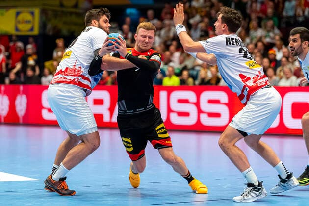 Handball, Maenner: EM 2020, Hauptrunde, Gruppe 1, Oesterreich - Deutschland v. li. im Zweikampf Tobias Wagner (Oesterreich) und Philipp Weber (Deutschland SC DHfK Leipzig), Lukas Herburger (Oesterreich) Wien Stadthalle Wien Oesterreich