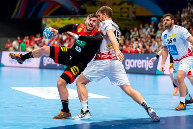 Handball, Maenner: EM 2020, Hauptrunde, Gruppe 1, Oesterreich - Deutschland Jannik Kohlbacher (Deutschland Rhein-Neckar Loewen), Fabian Posch (Oesterreich) Wien Stadthalle Wien Oesterreich
