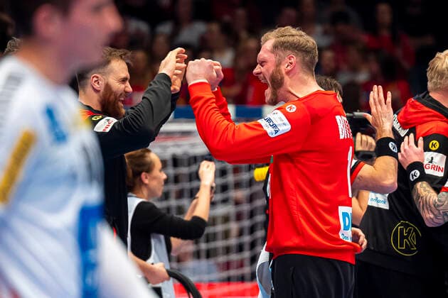 Handball, Maenner: EM 2020, Hauptrunde, Gruppe 1, Oesterreich - Deutschland Torhueter Andreas Wolff (Deutschland Kielce), Johannes Bitter (Deutschland TVB Stuttgart) Schlussjubel Schlußjubel Emotion Freude Wien Stadthalle Wien Oesterreich