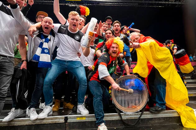 Handball, Maenner: EM 2020, Hauptrunde, Gruppe 1, Oesterreich - Deutschland die Fans von Deutschland feiern den Sieg Wien Stadthalle Wien Oesterreich