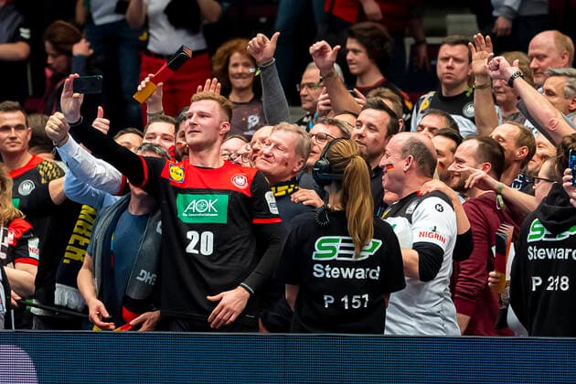 Handball, Maenner: EM 2020, Hauptrunde, Gruppe 1, Oesterreich - Deutschland Philipp Weber (Deutschland SC DHfK Leipzig) in der Fankurve und macht Selfie mit den Fans Wien Stadthalle Wien Oesterreich