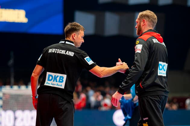 Handball, Maenner: EM 2020, Hauptrunde, Gruppe 1, Oesterreich - Deutschland v.li. Trainer Christian Prokop (Deutschland), Johannes Bitter (Deutschland TVB Stuttgart) Wien Stadthalle Wien Oesterreich