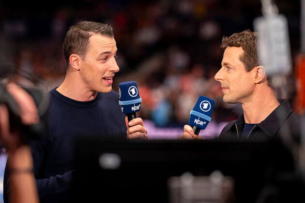 Handball, Maenner: EM 2020, Hauptrunde, Gruppe 1, Oesterreich - Deutschland v.li. ARD Experte Dominik Klein, ARD Moderator Alexander Bommes Wien Stadthalle Wien Oesterreich