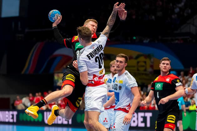 Handball, Maenner: EM 2020, Hauptrunde, Gruppe 1, Oesterreich - Deutschland Philipp Weber (Deutschland SC DHfK Leipzig), Sebastian Frimmel (Oesterreich) Wien Stadthalle Wien Oesterreich