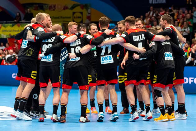 Handball, Maenner: EM 2020, Hauptrunde, Gruppe 1, Oesterreich - Deutschland die Mannschaft von Deutschland, Schlussjubel Schlußjubel Emotion Freude Wien Stadthalle Wien Oesterreich