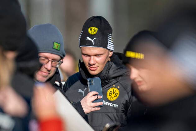 Fußball: 1. Bundesliga, Saison 2019 2020, Training von Borussia Dortmund am 21.01.2020 in Dortmund (Nordrhein-Westfalen). Dortmunds Erling Braut Haaland macht ein Selfie mit einem Fan. Copyright: xKirchner-Media Inderliedx