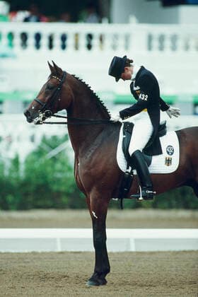 Nicole Uphoff heute nicole Uphoff-Selke, geb.25.01.1967 ist eine ehemalige sehr erfolgreiche deutsche Dressur-Reiterin mit 4 olympischen Goldmedaillen auf ihrem Ausnahmepferd Rembrandt (Foto aus Barcelona 92 wo Uphoff am Ende ihrer Darbietung den Richtern aber sicher auch ihrem aufmerksamen Rembrandt ihren Respekt zollt) *** Nicole Uphoff today nicole Uphoff Selke, born 25 01 1967 is a former very successful German dressage rider with 4 olympic gold medals on her exceptional horse Rembrandt Photo from Barcelona 92 where Uphoff at the end of her performance pays her respect to the judges but surely also to her attentive Rembrandt