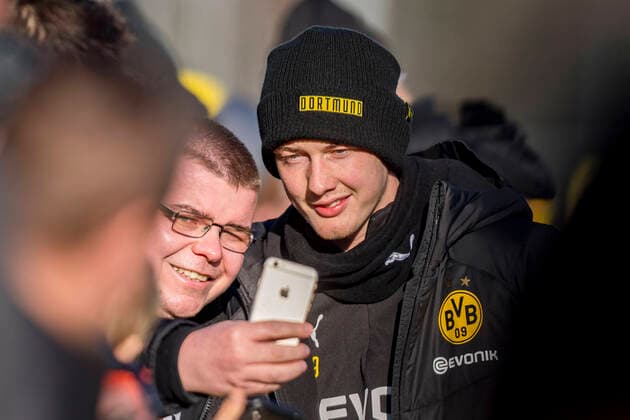 Fußball: 1. Bundesliga, Saison 2019 2020, Training von Borussia Dortmund am 21.01.2020 in Dortmund (Nordrhein-Westfalen). Julian Brandt (r.) macht mit einem Fan ein Selfie. Copyright: xKirchner Inderliedx