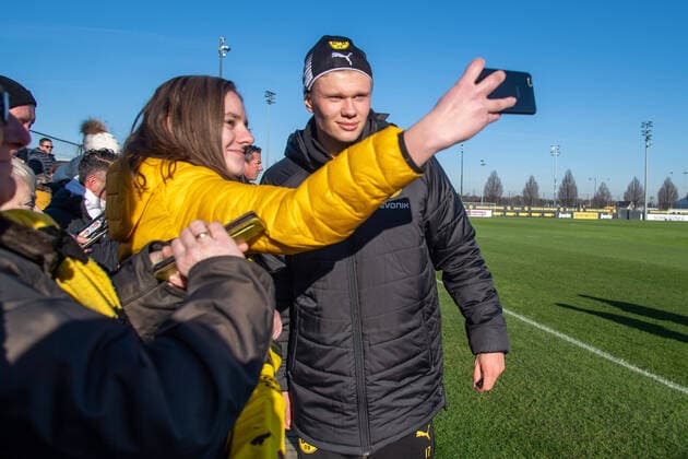 Eerling HAALAND (DO) gibt nach dem Training Autogramme und macht Selfies mit den Fans, Foto, Handy, Autogramm, Unterschreibt, unterschreiben, signiert, Unterschrift, halbe Figur, Halbfigur, Gestik, Geste, Fan, Fans, Zuschauer, Anhaenger, Supporter, Fussball 1. Bundesliga, Training, Borussia Dortmund (DO) am 21.01.2020 in Dortmund Deutschland. Â