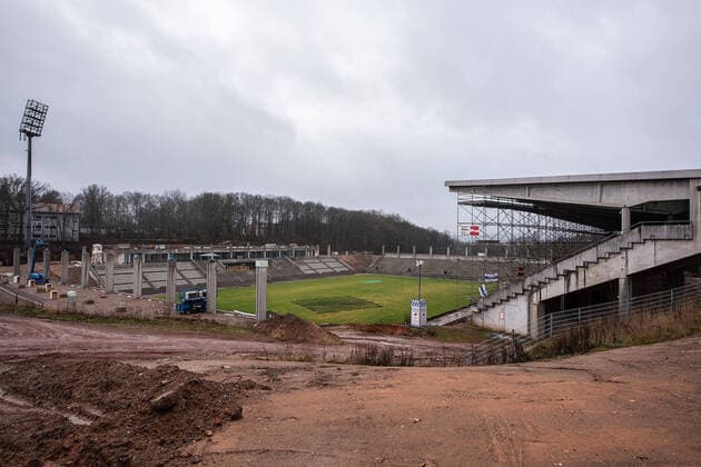 Fußball, Stadiongeschichte 1. FC Saarbrücken Fußball, Stadiongeschichte SV Darmstadt 98 10.01.2020, xfux, Fussball Testspiel, 1.FC Saarbruecken - SV Darmstadt 98, emonline, emspor, v.l. Ansicht, Uebersicht Stadion im Ludwigspark Baustelle Neubau Umbau Bauarbeiten Bau Rasen Spielfeld Tribuene Raenge Arena Stadionneubau Stadionbau Saarbruecken Beton Erde Bauarbeiten (DFL DFB REGULATIONS PROHIBIT ANY USE OF PHOTOGRAPHS as IMAGE SEQUENCES and or QUASI-VIDEO) Saarbruecken
