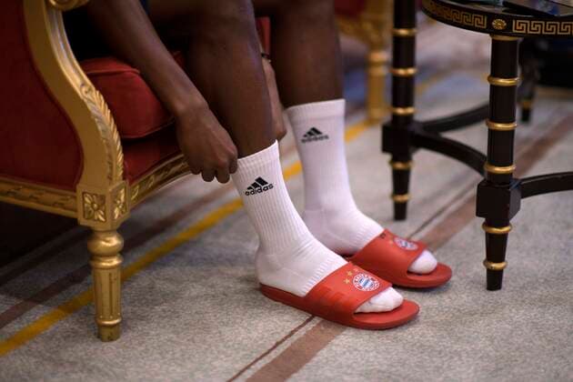 08.01.2020, Fussball 1. Bundesliga 2019 2020, FC Bayern München im Wintertrainingslager in Doha, Katar. Training am 4.Tag, David Alaba (FC Bayern München) in Adidas-Adiletten mit weissen Socken beim Pressegespräch.