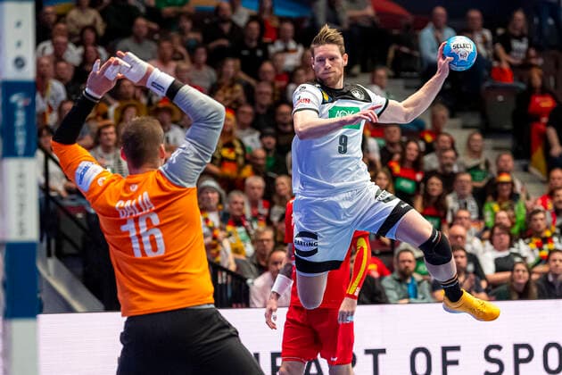Handball, Maenner: EM 2020, Hauptrunde, Gruppe 1, Tschechische Republik - Deutschland v.li. Torhueter Martin Galia (Tschechien), Tobias Reichmann (Deutschland MT Melsungen) Wien Stadthalle Wien Oesterreich