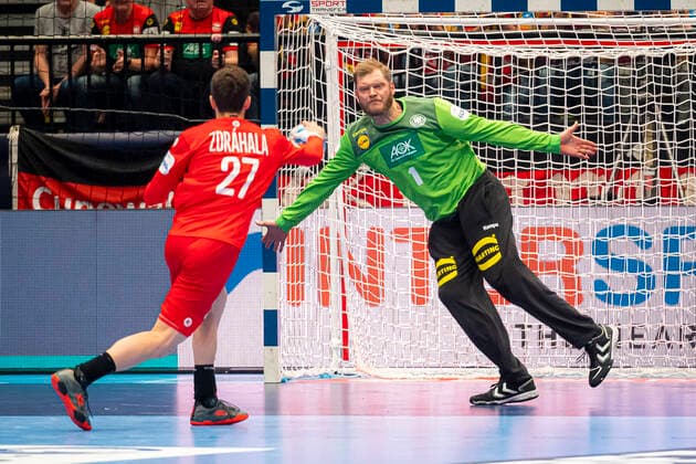 Handball, Maenner: EM 2020, Hauptrunde, Gruppe 1, Tschechische Republik - Deutschland v.li. Ondrej Zdrahala (Tschechien), Johannes Bitter (Deutschland TVB Stuttgart) Wien Stadthalle Wien Oesterreich