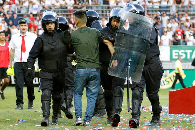 Bilder des Jahres 2020, Sport 01 Januar Sport Themen der Woche KW04 Futbol, Universidad de Chile vs Colo Colo. Final de Copa Chile 2019. Guardias de seguridad durante el partido de final de la Copa Chile 2019 entre Universidad de Chile y Colo Colo disputado en el estadio German Becker de Temuco, Chile. 22 01 2020 Raul Zamora Photosport Football, Universidad de Chile vs Colo Colo. Copa Chile championship 2019 final match. Security guards during the Copa Chile 2019 final match between Universidad de Chile and Colo Colo held at the German Becker stadium in Temuco, Chile. 22 01 2020 Raul Zamora Photosport Universidad de Chile vs Colo Colo, Copa Chile 2019