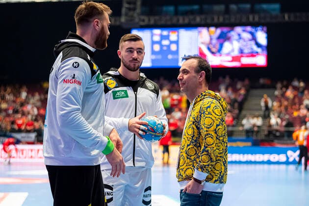 Handball, Maenner: EM 2020, Hauptrunde, Gruppe 1, Tschechische Republik - Deutschland v.li. Torhueter Andreas Wolff (Deutschland Kielce), Jannik Kohlbacher (Deutschland Rhein-Neckar Loewen), DHB Vize-Praesident Bob Hanning (Deutschland) Wien Stadthalle Wien Oesterreich