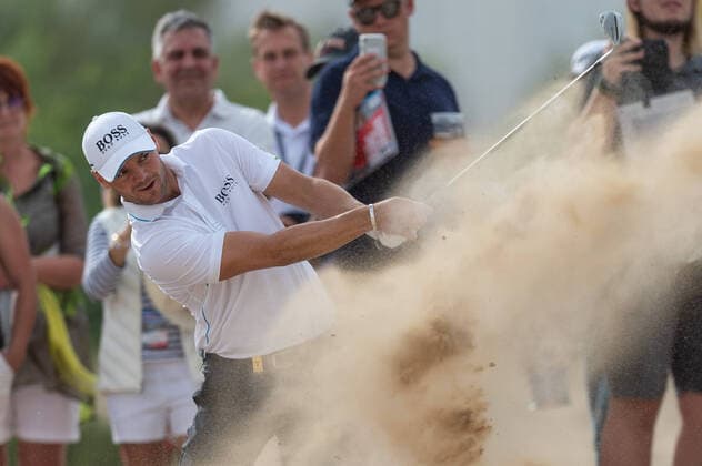 Sport Bilder des Tages Martin Kaymer of Germany plays from the sand at the thirteenth hole in round 1 during the PGA, Golf Herren European Tour Dubai Desert Classic at Emirates Golf Club, Dubai, UAE on 23 January 2020. Copyright: xGrantxWinterx 26070076