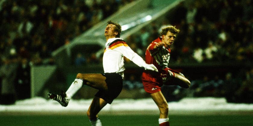 DFB Deutschland - Schweiz Deutschland, Stuttgart, 19.12.1990, Fussball, FIFA Länderspiel, DFB Deutschland - Schweiz (4:0): v.l. Guido Buchwald (Deutschland), Dominique Herr (Schweiz).