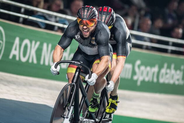 Bilder des Jahres 2020, Sport 01 Januar Sport Themen der Woche KW04 Sport Bilder des Tages Robert Förstemann (GER - Berlin) mit Paracyclist Kai Kruse (GER - Hamburg) unterwegs - Querformat - quer - horizontal - Event Veranstaltung: 108. Berliner Sechstagerennen - Six Day Berlin - 1.Nacht - Wolfram Champions Sprint (Herren) 250 Meter Zeitfahren fliegend - Ort Location: Velodrom Berlin - Region: Berlin - Land Country: Deutschland Germany - Datum Date: 23.01.2020 *** Robert Förstemann GER Berlin with paracyclist Kai Kruse GER Hamburg on the road Landscape horizontal Event Event 108 Berlin Six Day Six Day Berlin 1 Night Wolfram Champions Sprint Men 250 meter time trial flying Location Velodrom Berlin Region Berlin Land Country Germany Date Date 23 01 2020 Stiehl Photography