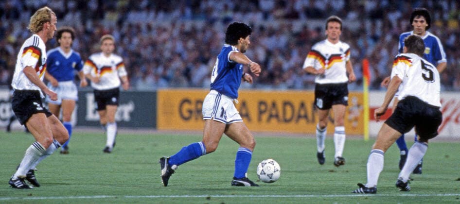 Deutschland - Argentinien Italien, Rom, 08.07.1990, Fussball, FIFA WM 1990 in Italien, Finale, DFB Deutschland - Argentinien (1:0): v.l. Andreas Brehme (Deutschland), Diego Maradona (Argentinien), Klaus Augenthaler (Deutschland). *** Germany Argentina Italy, Rome, 08 07 1990, Football, FIFA World Cup 1990 in Italy, Final, DFB Germany Argentina 1 0 v l Andreas Brehme Germany , Diego Maradona Argentina , Klaus Augenthaler Germany