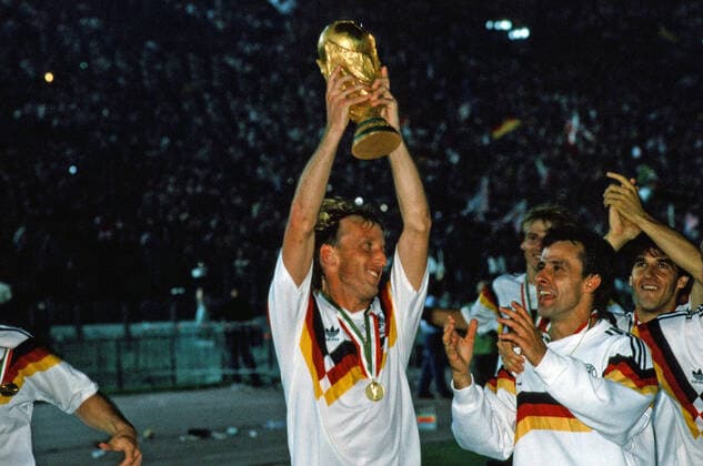 Deutschland - Argentinien Italien, Rom, 08.07.1990, Fussball, FIFA WM 1990 in Italien, Finale, DFB Deutschland - Argentinien (1:0): v.l. Andreas Brehme, Pierre Littbarski (beide Deutschland) mit dem WM-Pokal. *** Germany Argentina Italy, Rome, 08 07 1990, Football, FIFA World Cup 1990 in Italy, Final, DFB Germany Argentina 1 0 v l Andreas Brehme, Pierre Littbarski both Germany with the World Cup